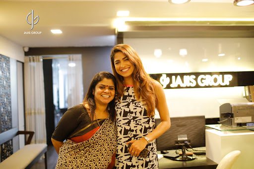 Jajis Innovation unisex beauty salon / bride and groom makeover studio