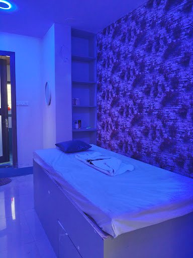 Natural wellness hub Unisex Salon & Spa