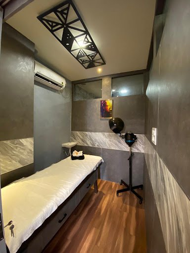 Orphic International Unisex Salon