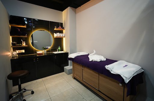 Naturals Unisex Salon