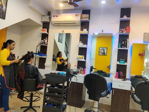 ROHINI'S AURA SALON & BEAUTY PARLOUR ACADEMY.