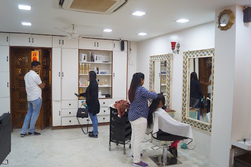 L'oreal S S Badami Unisex Salon L'oreal S S Badami Unisex Salon